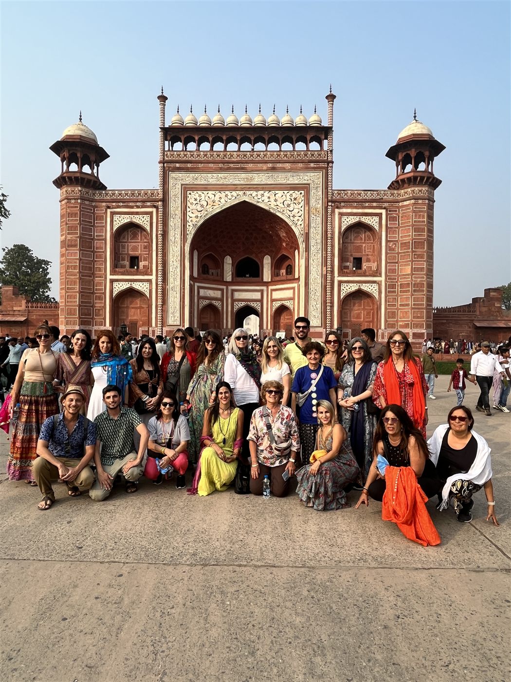 Grupo de viajeros frente a una puerta monumental de Agra