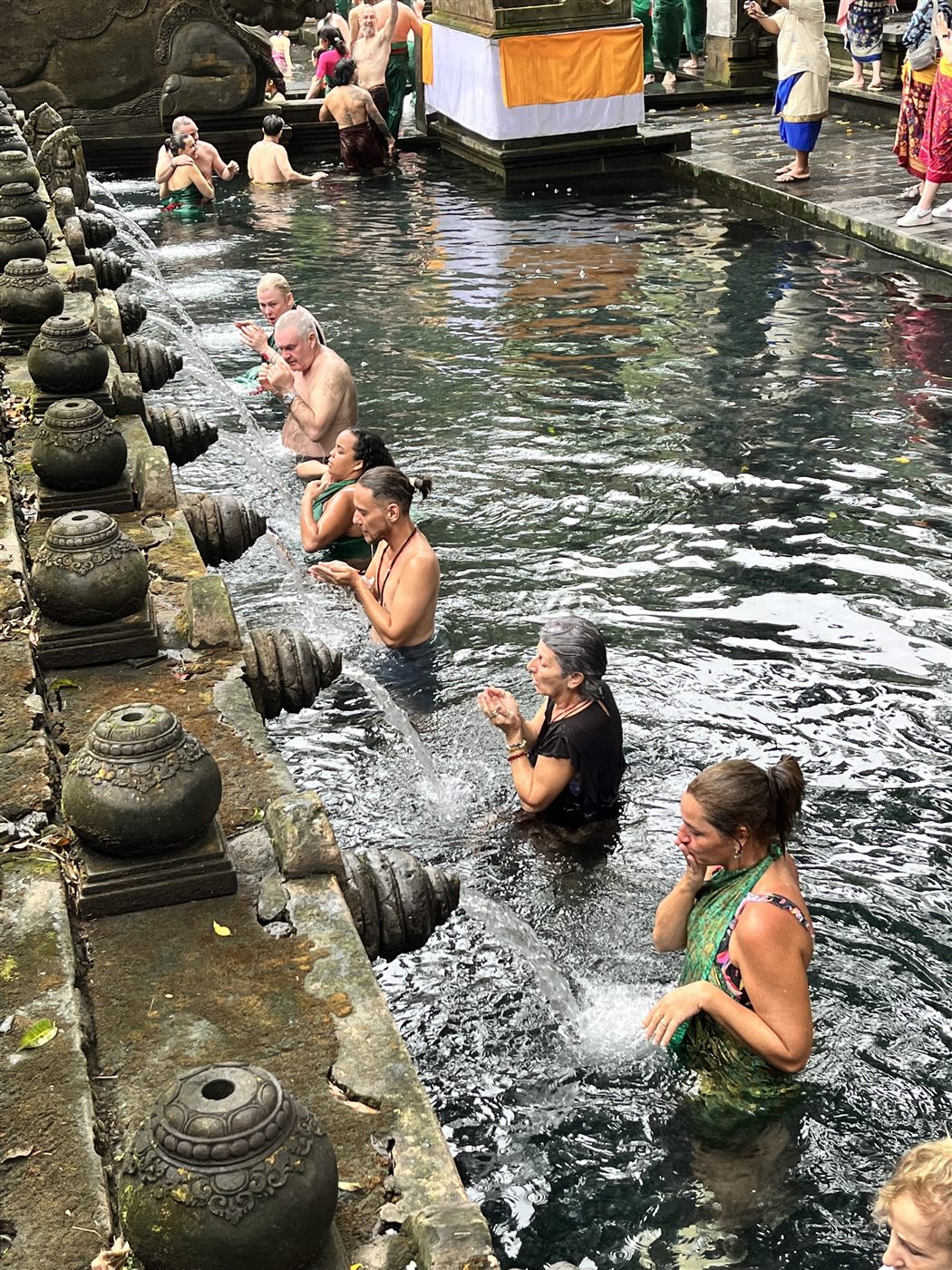 Viajeros participando de un ritual de purificación en el agua en Bali