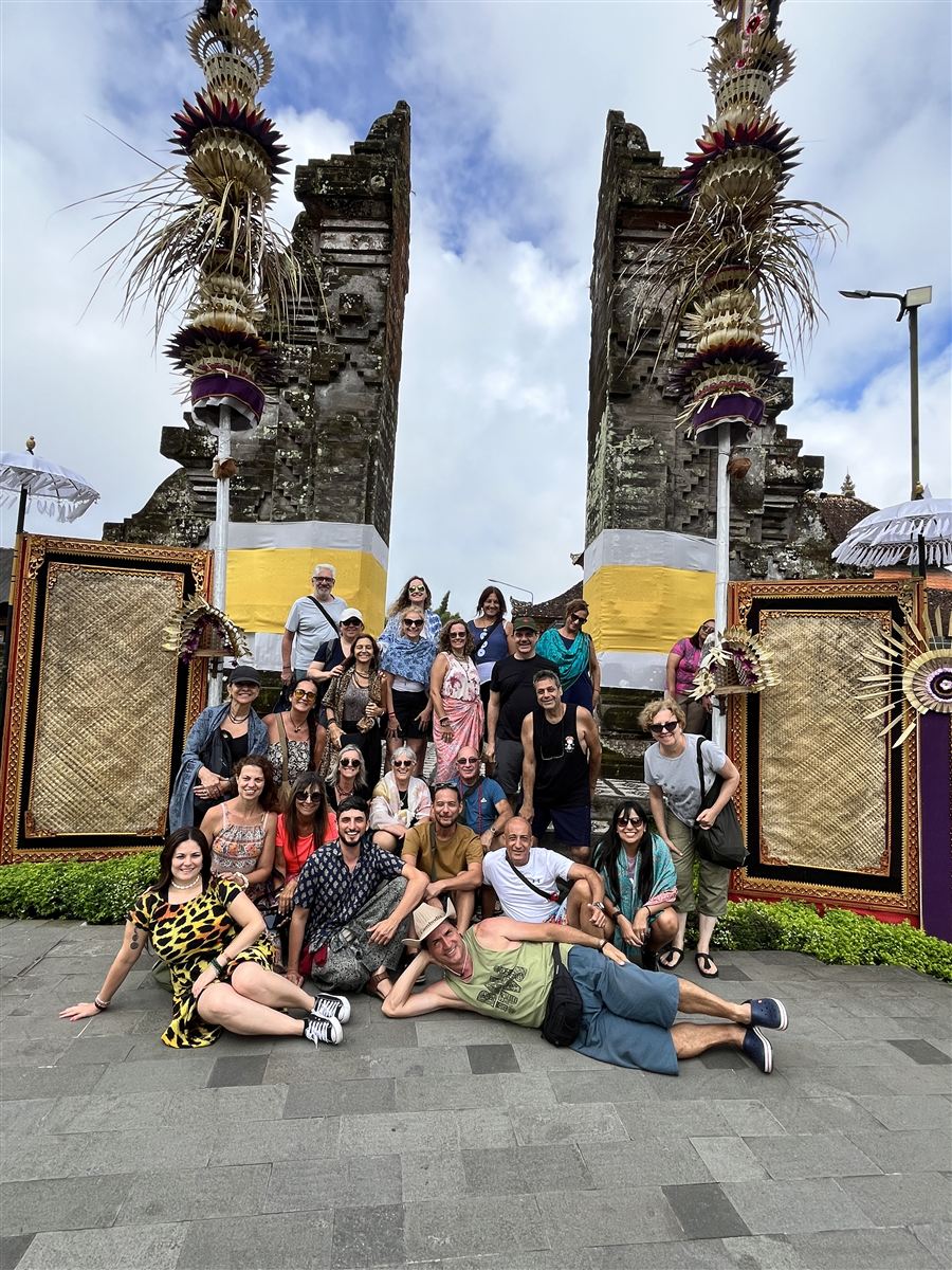 Grupo de viajeros en un templo de Bali