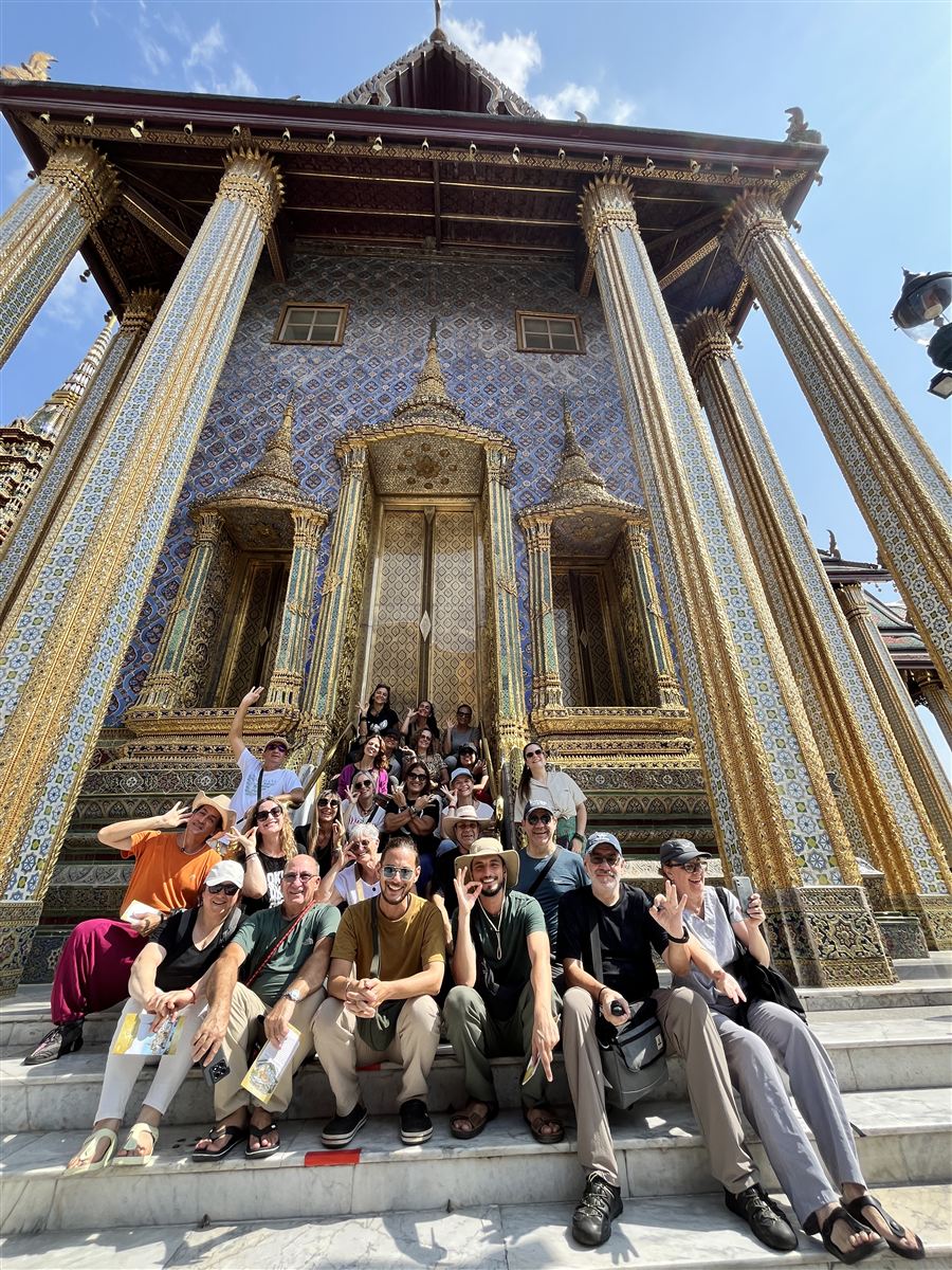 Grupo de viajeros en el Gran Palacio de Bangkok