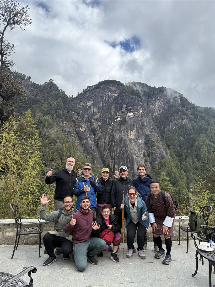 Grupo de viajeros en las montañas de Bután