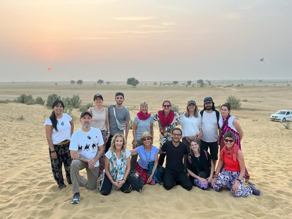 Grupo de viajeros en las dunas del desierto del Thar