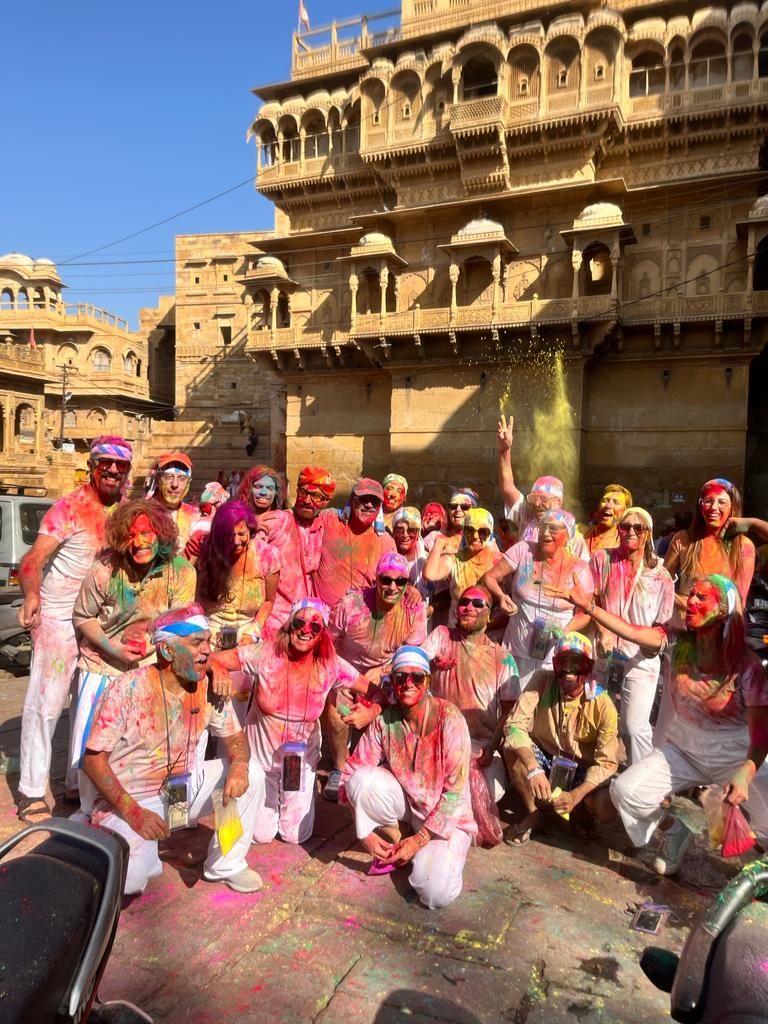 Grupo de viajeros celebrando Holi en Rajastán