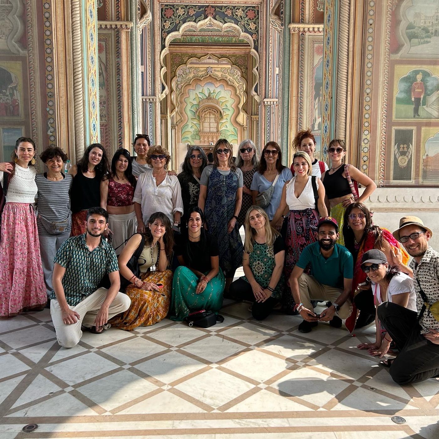 Grupo de viajeros en un palacio de Jaipur