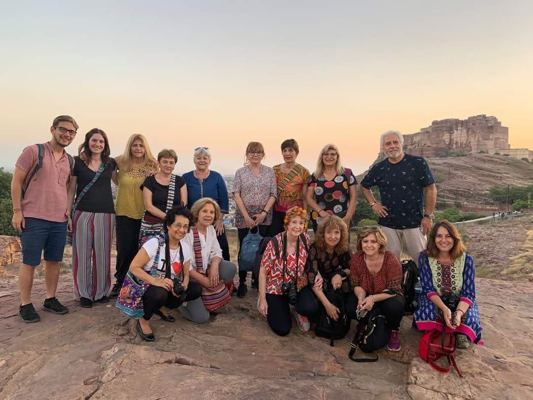 Grupo de viajeros frente a una fortaleza de Jodhpur