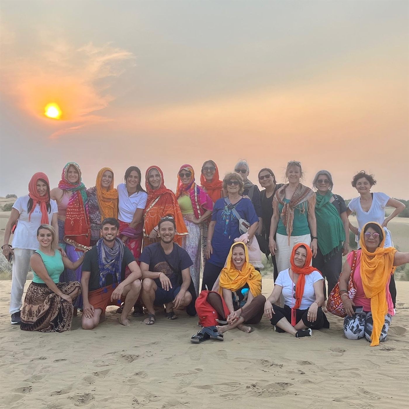 Grupo de viajeros al atardecer en el desierto de Rajastán