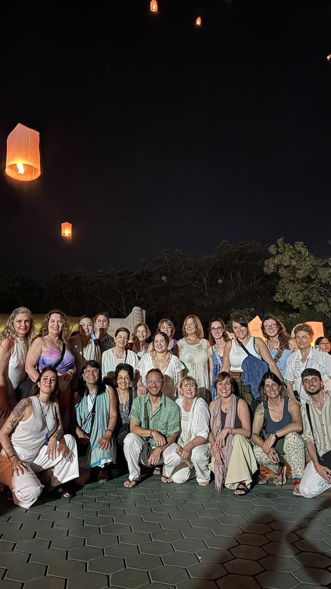 Grupo de viajeros bajo faroles encendidos en el norte de Tailandia