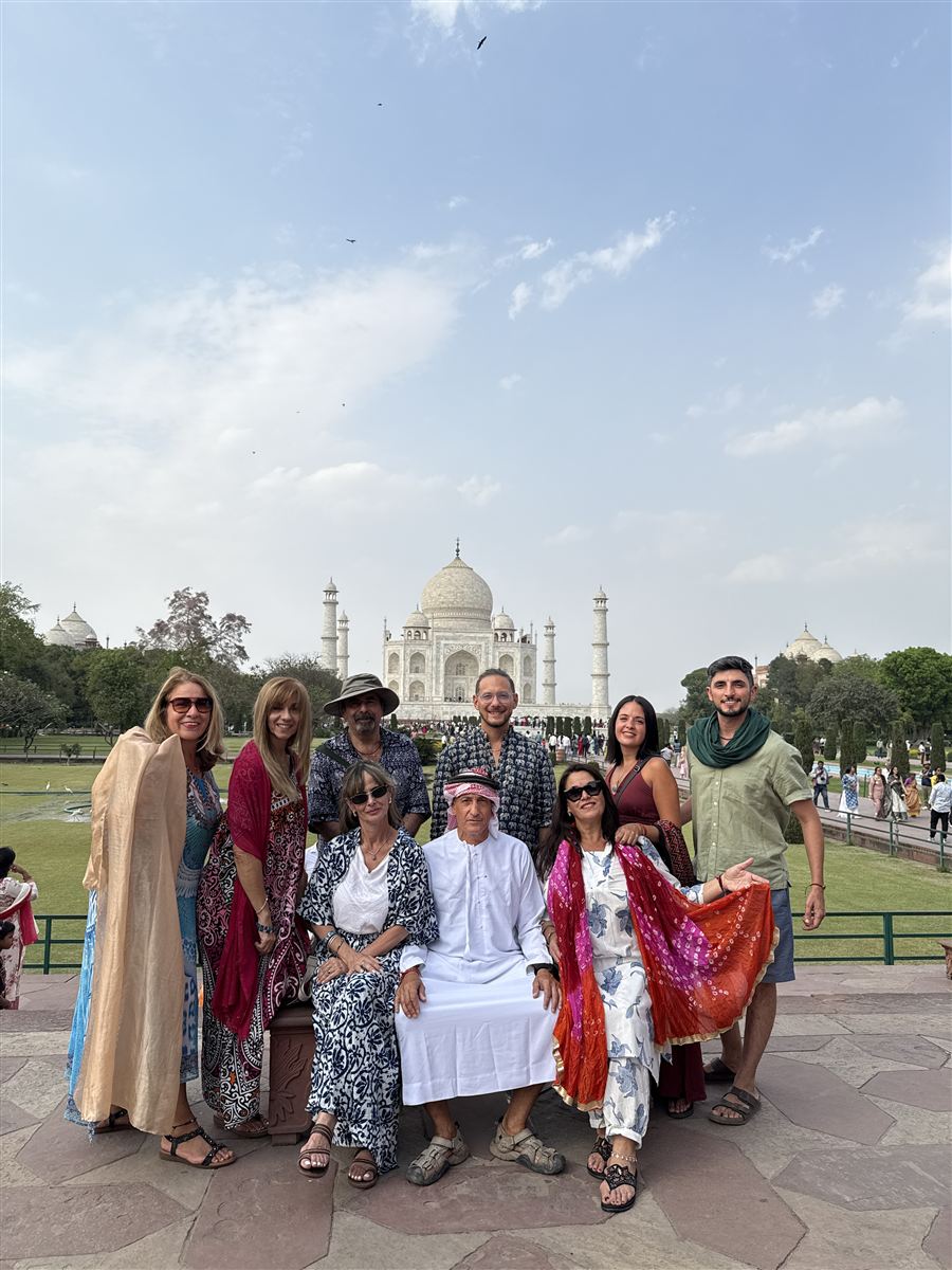 Grupo de viajeros frente al Taj Mahal