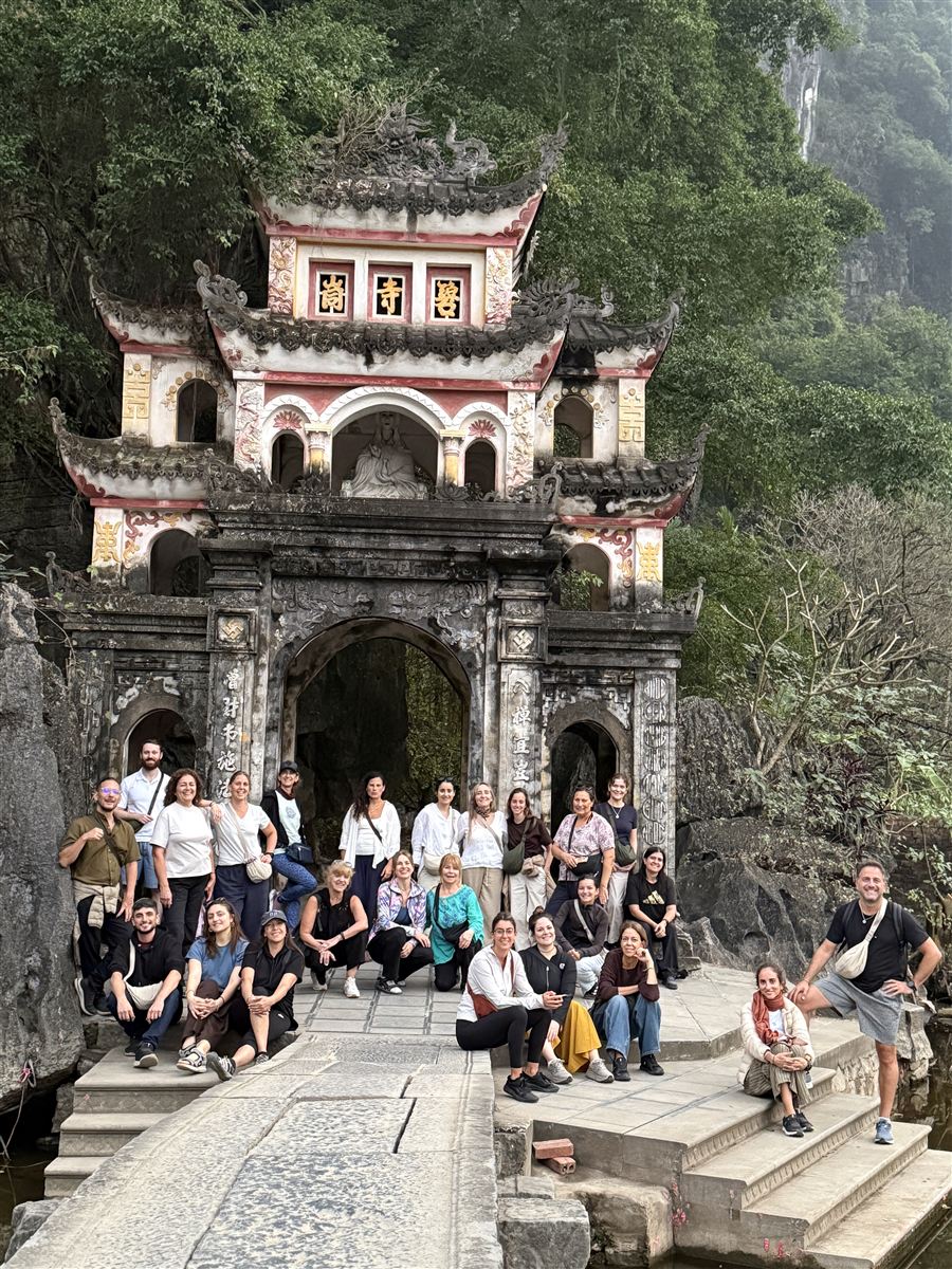 Grupo de viajeros frente a un templo de Vietnam